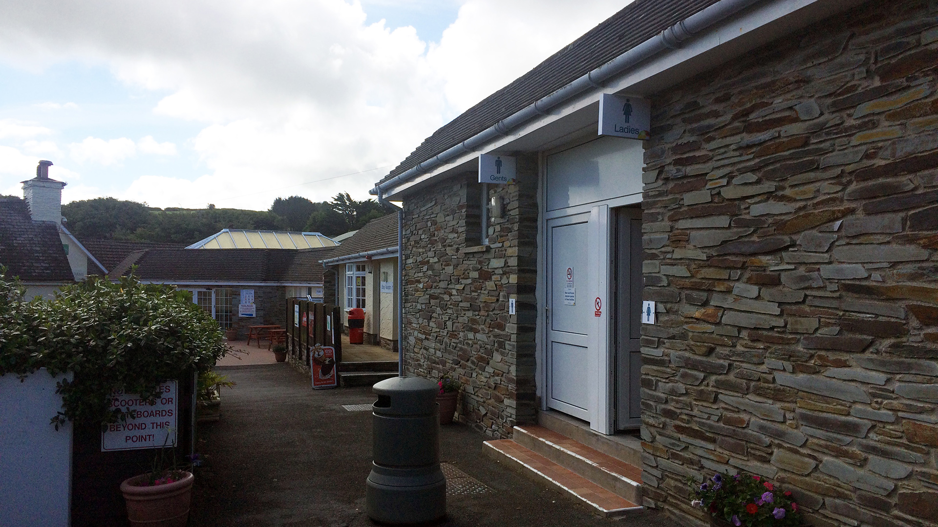 Plenty of facillities at Easewell Frm, here are the toilet and showers, further on is a swimming pool and a pub.